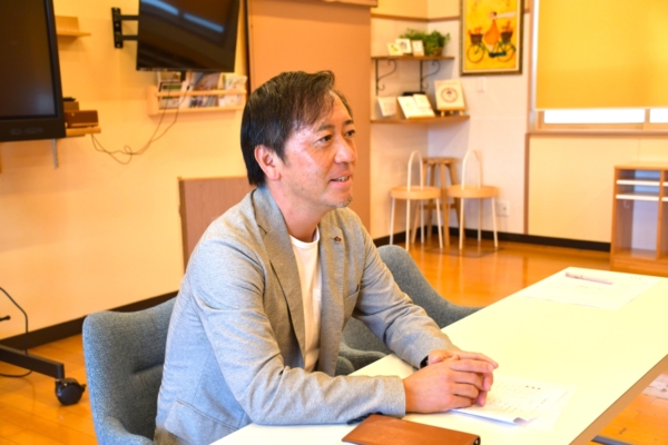 取材を受ける髙橋理事長